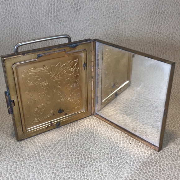 Vintage Belt Buckle Compact - Picture 2 of 3